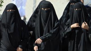 Saudi women cross a street in Hofuf city, 250 kms east of the Saudi capital Riyadh, 22 November 2007