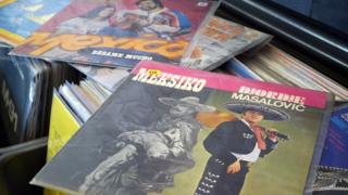 Portadas de álbumes de música Yu-Mex.