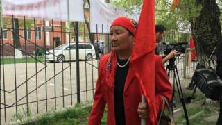 "Ата Мекен" партиясынын лидери Өмүрбек Текебаевдин тарапташтары