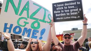 Manifestantes contra grupos neonazis