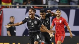 Jonathan dos Santos celebra su gol