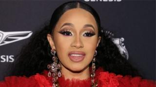 Mu kwezi kwa mbere k'uyu mwaka, Cardi B yanditse amateka aba umugore wa mbere uririmba wenyine utsindiye igihembo cya Grammy nk'umuraperi ufite umuzingo w'indirimbo uhiga iyindi