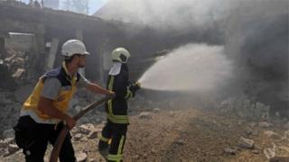 Пожежні гасять вогонь після авіаударів