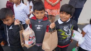 Niños recogiendo alimentos en Salinas