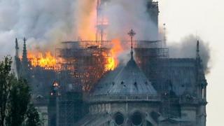 Catedral de Notre Dame consumida pelo fogo