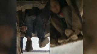 Два мальчика прячутся под автобусом в Китае