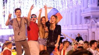 Гуляния болельщиков на улице Никольской в Москве
