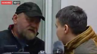 Володимир Рубан та Надія Савченко спілкуються в залі суду під час обрання запобіжного заходу