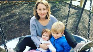 Ellie Finch Hulme con sus hijos