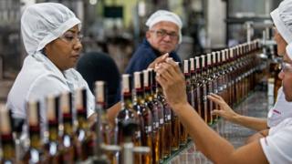 Linha de montagem em fábrica de rum