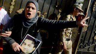 Une sympathisante de Moubarak criant victoire quand le tribunal l'avait déclaré non coupable de la mort des manifestants du soulèvement qui avait renversé son pouvoir