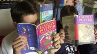 Kids reading Harry Potter books