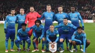 Awọn agbabọọlu Arsenal nduro lati ya fọto