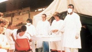 Profissionais de saúde examinam possíveis pessoas contaminadas com radição em 1987 em Goiânia