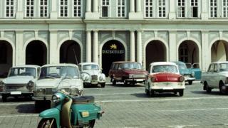 DDR: Rostock - (GERMANY OUT) Rostocker Rathaus, davor ein Parkplatz mit Autos (Photo by Harald Lange/ullstein bild via Getty Images) Date created: