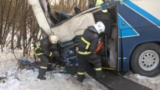 На месте ДТП работают спасатели