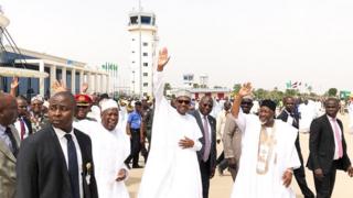 Buhari n juwọ sawọn eeyan ni papakọ ofurufu ni ipinlẹ Jigawa