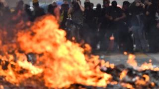 Barricada ardiendo durante las protestas en Hong Kong.