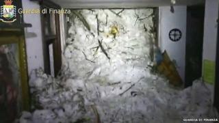 مدخل الفندق غارق في الثلوج