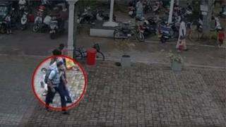সিসিটিভি ফুটেজে দেখা যাচ্ছে একজন সন্দেহভাজন হামলাকারী পিঠে বিস্ফোরক নিয়ে গির্জায় ঢুকছে