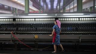 Женщина работает на шелковом заводе Ким Чен Сук 21 августа 2018 года в Пхеньяне, Северная Корея