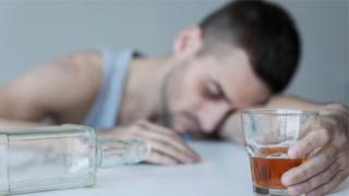 Hombre alcoholizado