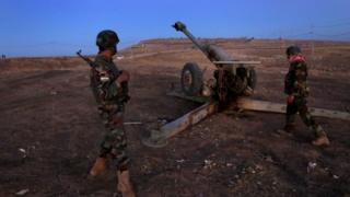 Abarwanyi b'aba Kurde ba Peshmerga bafite ibirindiro mu burasirazuba bwa Mosul, ku ya 17/10/2016.