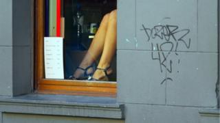 Profissional do sexo se exibe em vitrine próxima à estação Nord, em Bruxelas