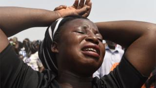 Obinrin kan ka ọwọ lori o n sunkun