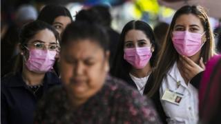 Mujeres con mascarilla en Sinaloa.