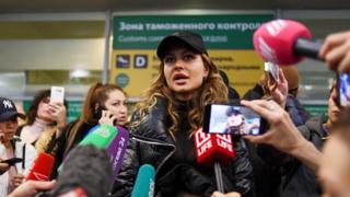 Жена Лесли Кристина в Шереметьево