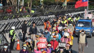 年金改革國是會議22日在總統府舉行,總統府外監督年金改革行動聯盟表達要求