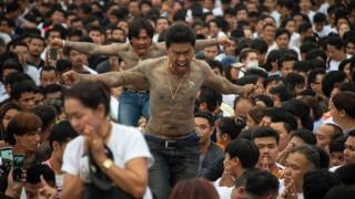 ยันต์ : "คนของขึ้น" ในวันไหว้ครูหลวงพ่อเปิ่นวัดบางพระ