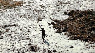 Qabiilka Sentinel oo guud ahaan tiradoodu ay ka yar tahay 50 qof ayaa waxaa caado u ah inay weerar ku qaadaan cid walba
