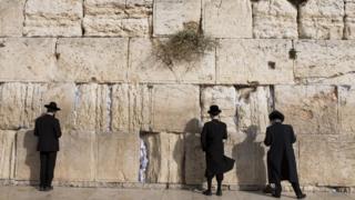 Judeus no Muro da Lamentações, em Jerusalém
