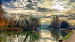 Rowers on the Thames towards Iffley in Oxford