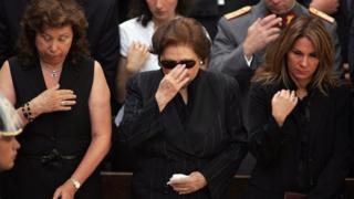 Lucia Hiriart Pinochet au milieu de ses deux filles, Lucia et Jacqueline à l'Académie militaire de Santiago, le 11 décembre 2006.
