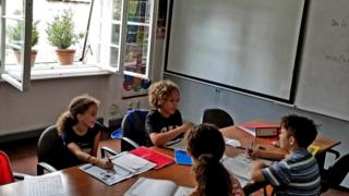 Grupa dece na času engleskog jezika
