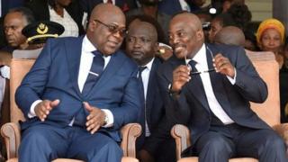 Joseph Kabila (iburyo) wahoze ari Perezida wa Kongo yicaye iruhande rw'uwamusimbuye Perezida Félix Tshisekedi mu muhango w'irahira rye ku itariki ya 24 y'ukwezi kwa mbere uyu mwaka
