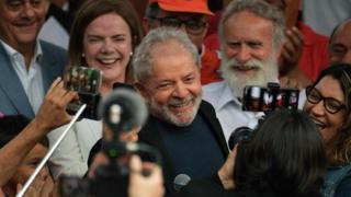 Festa no sindicato, pronunciamento, protestos: o que esperar do 1º sábado de Lula fora da prisão Festa no sindicato, pronunciamento, protestos: o que esperar do 1º sábado de Lula fora da prisão