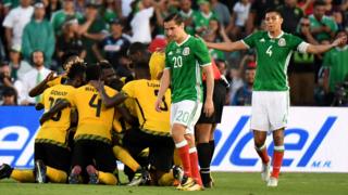 Jamaica celebra ante la mirada de los jugadores mexicanos