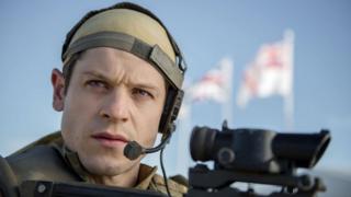 Actor prysur! Ymddangosodd Iwan Rheon yn y gyfres ddrama 'Our Girl' ar BBC One yn ddiweddar
