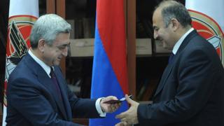Serj Sarkisyanın (solda) Viktor Dallakyan (sağda)