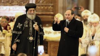 عبدالفتاح سیسی، رئیس جمهور مصر در کنار پاپ تواضروس دوم در مراسم افتتاح
