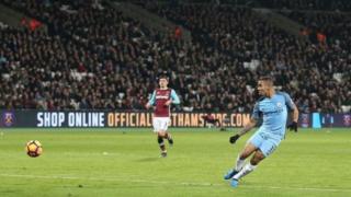 Gabriel Jesus a lokacin da yake cin kwallonsa ta farko a City