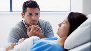 Paciente en coma con su pareja