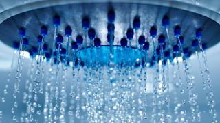 Maji yakitiririka kutoka kwenye kifaa cha bafuni (shower)