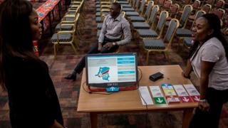 Le dispositif électoral se présente sous forme d'un écran tactile muni d'une imprimante incorporée