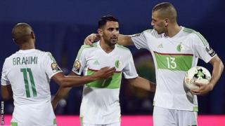 Riad Mahrez oo ka muuqda bartanka ayaa laf dhabar u ahaa dalka Algeria