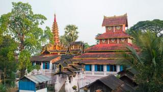 မော်လမြိုင်မြို့ရှိ သက်တမ်း နှစ်ပေါင်း ၁၀၀ ရှိ စိန်တုံး မိဖုရာ ဘုန်းကြီးကျောင်း